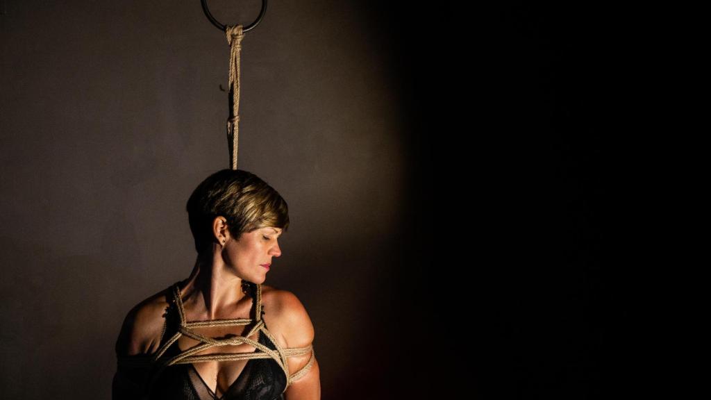 Kadiva, atada durante unas pácticas de shibari.