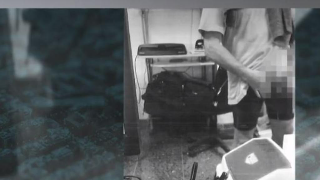 Corona se masturba en las fotocopiadoras.