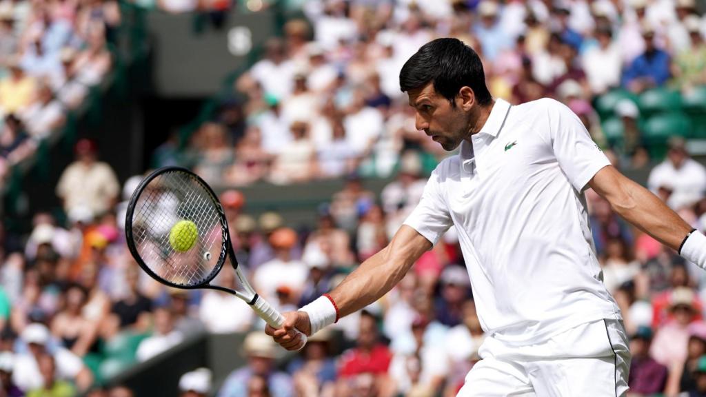 Djokovic golpea la pelota