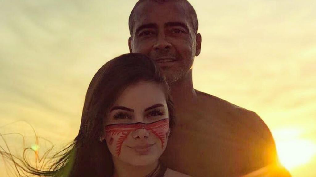 Romario con su nueva pareja. Foto: Instagram (@ananazarioo)