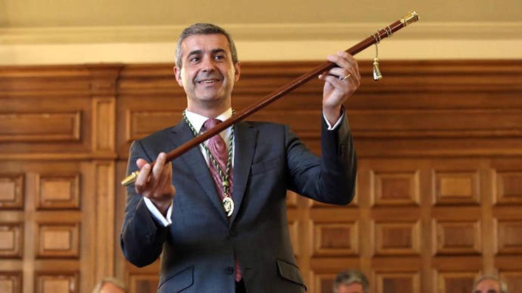 Álvaro Gutiérrez con el bastón de mando. Foto: Óscar Huertas
