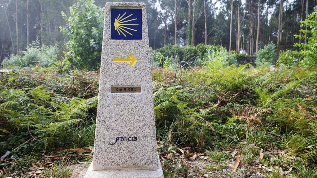 Señal del Camino de Santiago en Fisterra