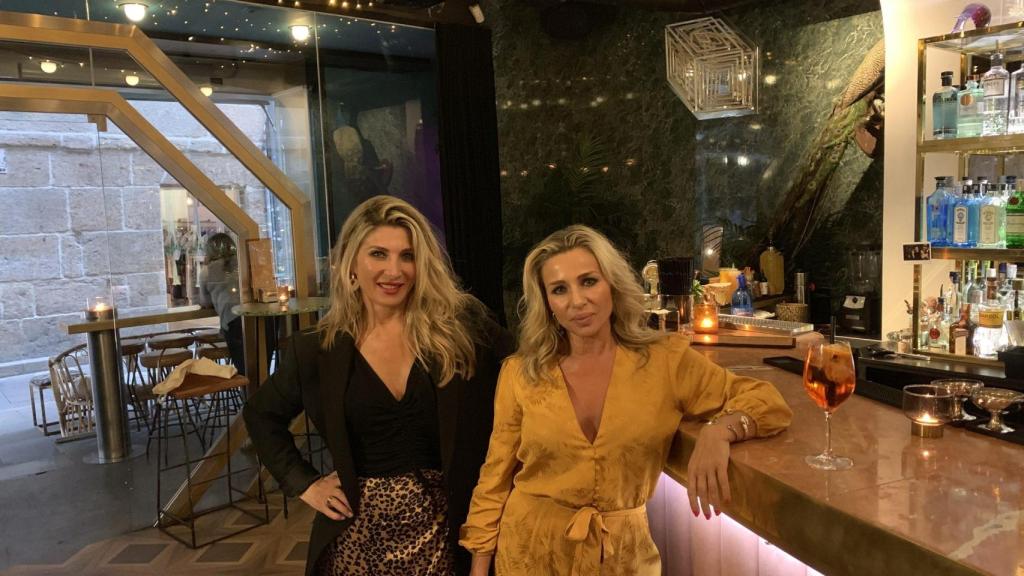 Belén (izquierda) y Verónica (derecha) regentan este referente de la noche coruñesa