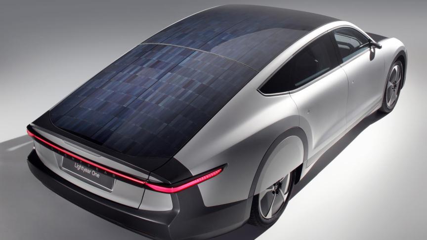 El techo y el capó, repletos de células solares.