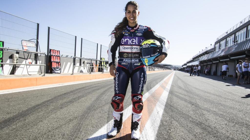 María Herrera. en el pit lane del circuito Ricardo Tormo de Cheste.