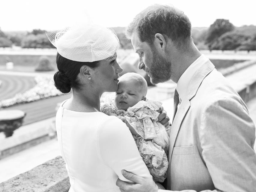 Meghan y Harry junto al pequeño Archie en una imagen en blanco y negro.
