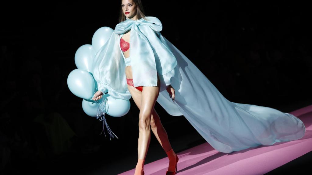 Una modelo de Andrés Sardá desfilando por la pasarela.