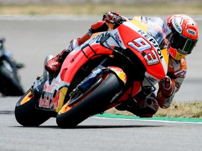 Márquez traza un viraje por delante de Viñales, durante la carrera de MotoGP en Sachsenring.
