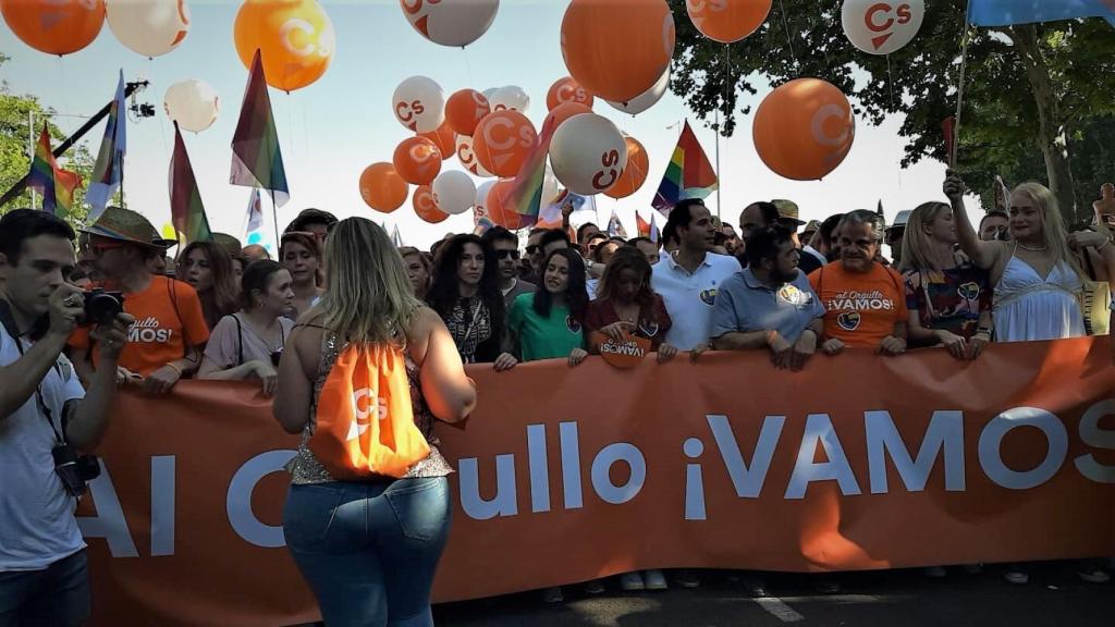 La comitiva de Ciudadanos, recién conformada tras llegar de las inmediaciones de Atocha.