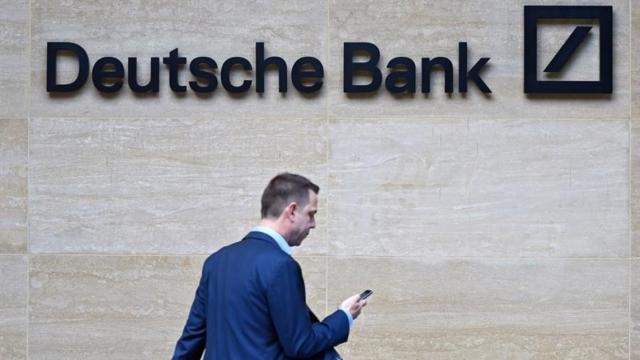 Un banquero a las puertas de Deutsche Bank.