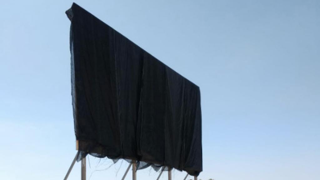 Así ha quedado la obra tras ser tapada por una lona.