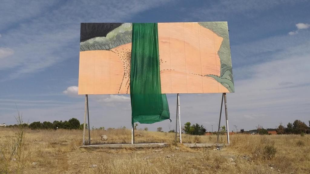 El grafiti fue primero recubierto por una sábana verde.