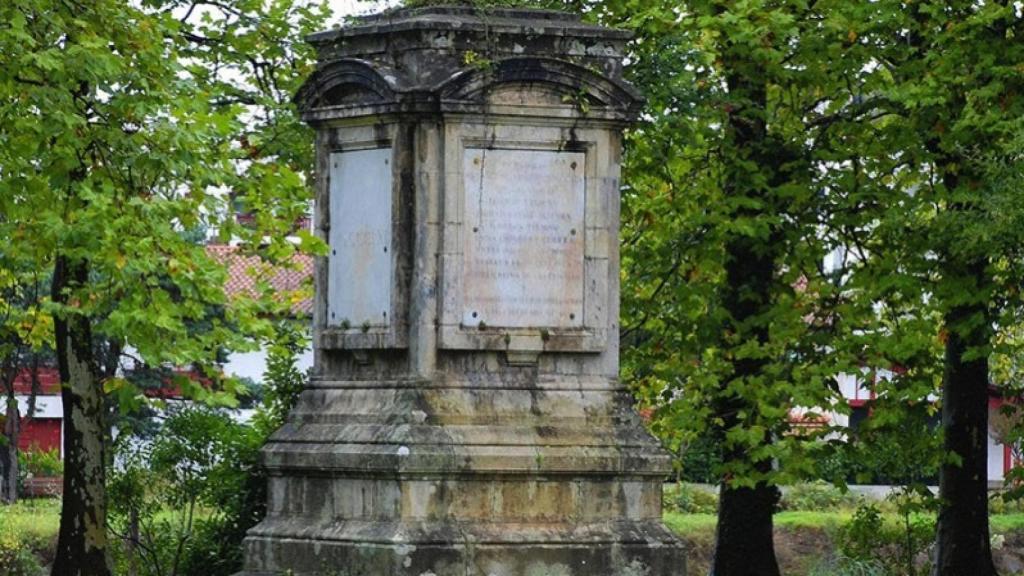 Monolito conmemorativo en la isla de los Faisanes.