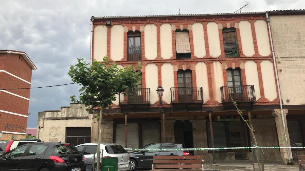 El domicilio de la víctima está situado en el primer piso de este edificio.