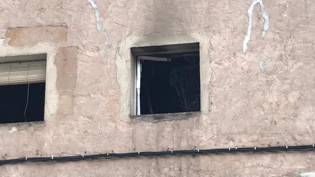 Ventana en la que se observan las consecuencias del incendio que tuvo lugar el pasado 28 de junio en la vivienda de la víctima.