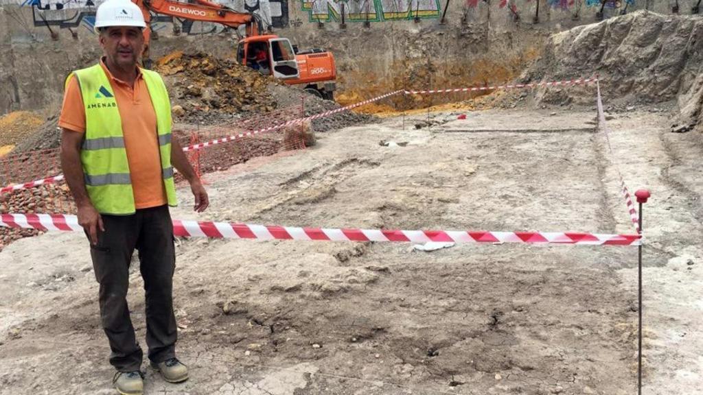 El arqueólogo junto al tramo de pavimento de la Vía Heraclea por la que Julio César entró en Híspalis.