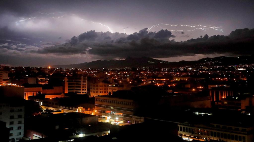 Tormenta eléctrica. EFE/Esteban Biba.