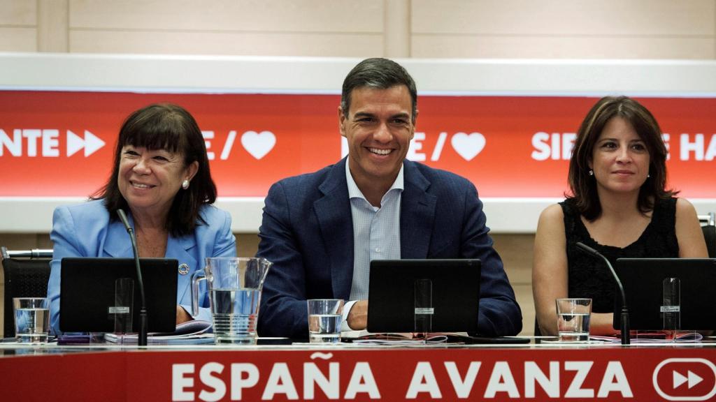Pedro Sánchez, Cristina Narbona y Adriana Lastra.