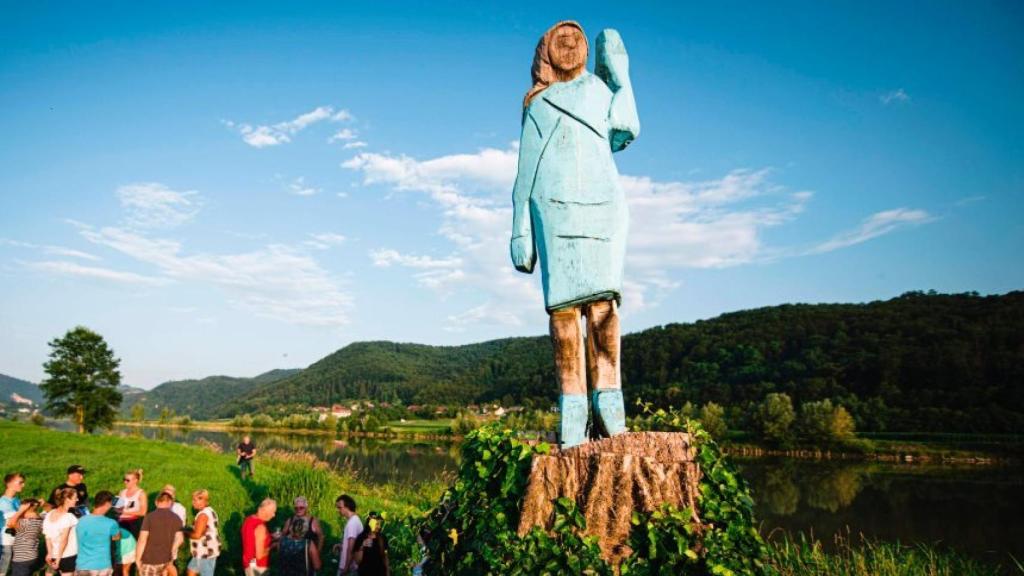 La estatua de Melania está tallada a tamaño natural