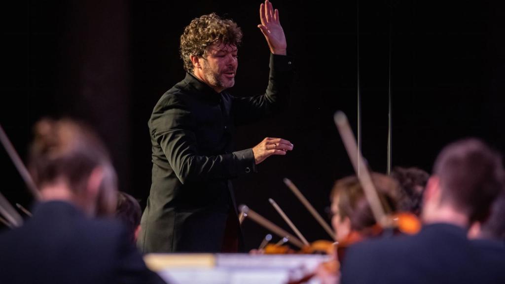 Pablo Heras-Casado dirigiendo la Sinfonía Fantástica de Berlioz.
