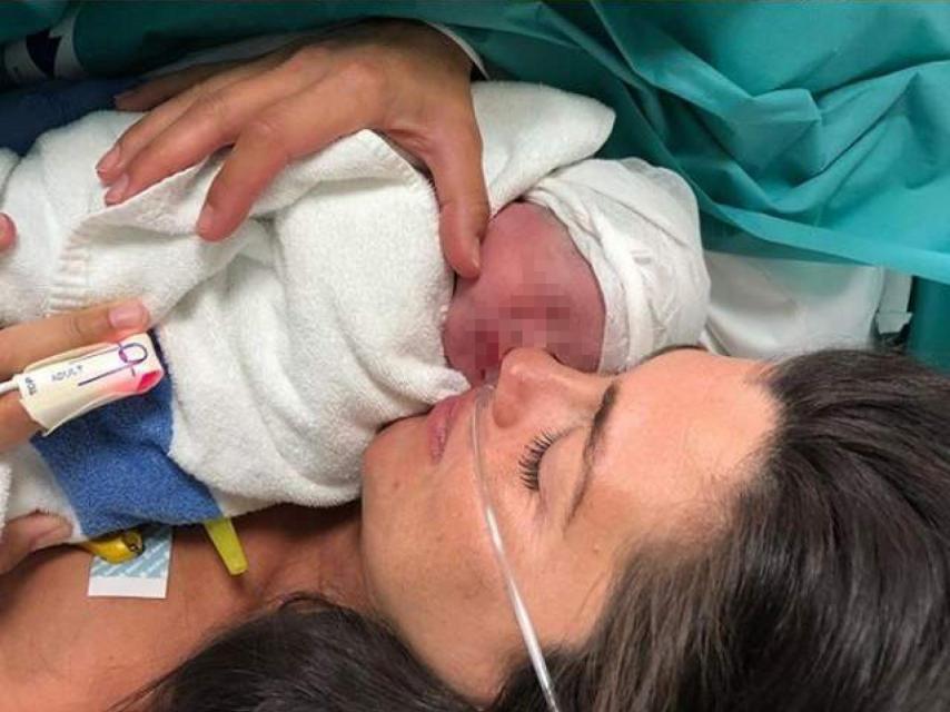 Angélica de la Riva y la pequeña Sofía.