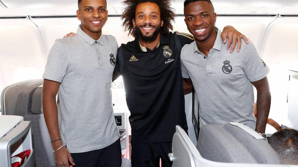 Rodrygo, Marcelo y Vinicius en el avión