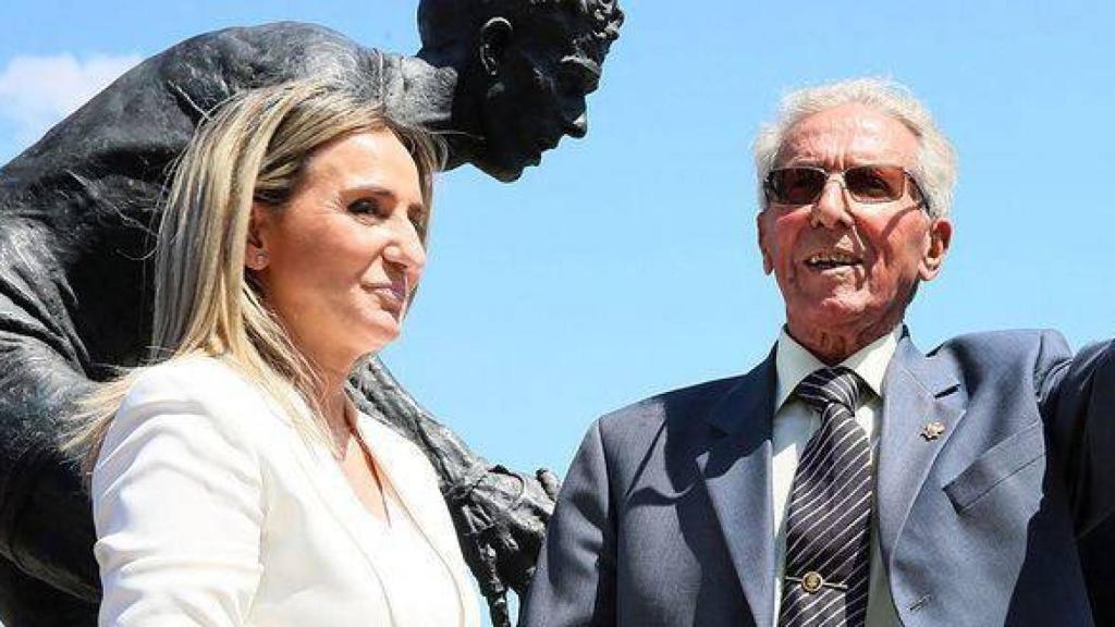 Bahamontes en una imagen de archivo con la alcaldesa de Toledo, MIlagros Tolón, ante la escultura del veterano ciclista