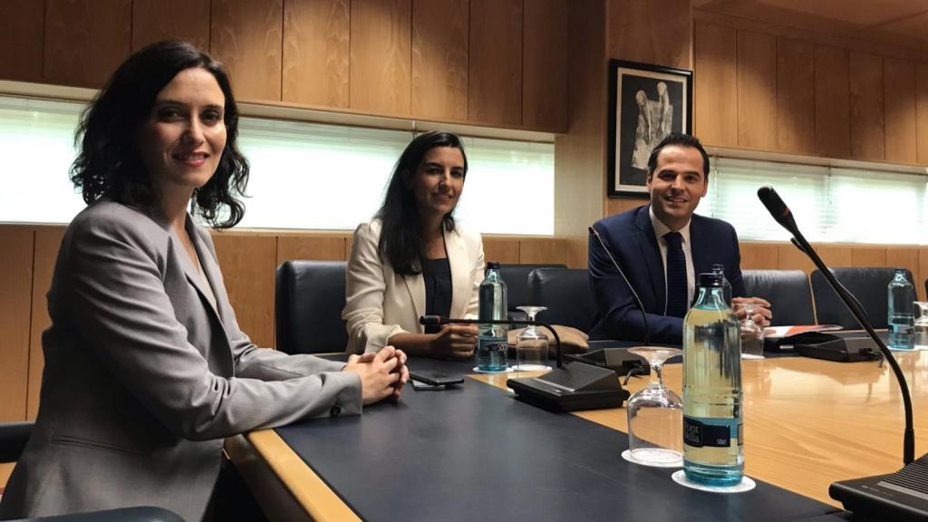 Isabel Díaz Ayuso, Rocío Monasterio e Ignacio Aguado reunidos en la Asamblea de Madrid.