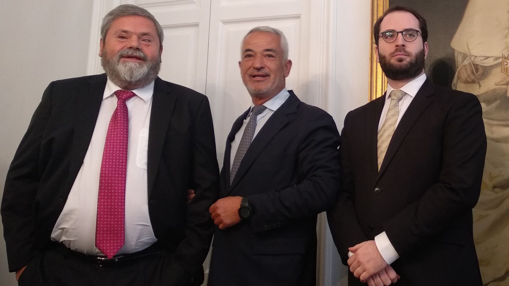 El presidente de Ausbanc, Luis Pineda (centro) con sus abogados Miguel Durán (drcha) y Luis de las Heras (izda).