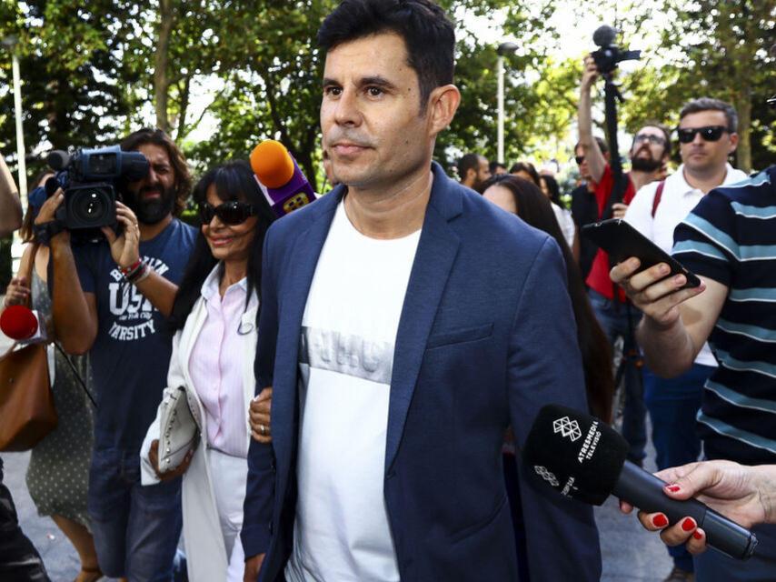 Javier Sánchez Santos y María Edite Santos en los juzgados de Valencia.