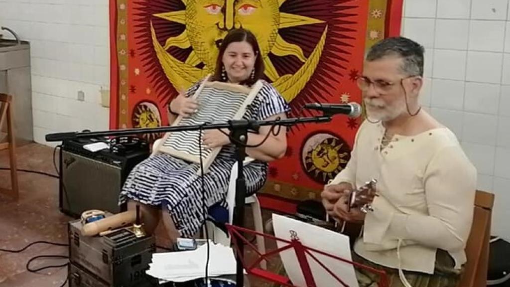 Joan y Carmen, en la asociación vecinal que fundaron.