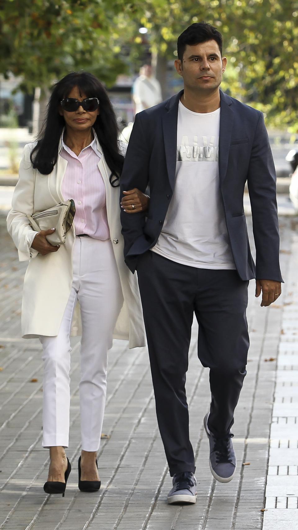 Javier y su madre llegando a los juzgados.