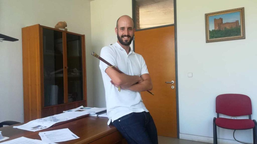 Julio Marqués, con el bastón de mando en su despacho.