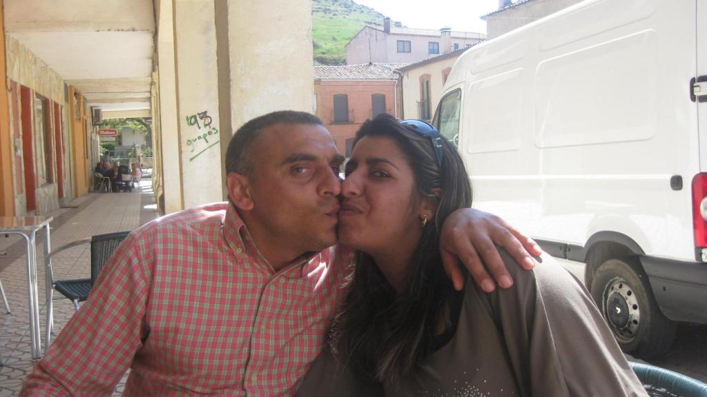 Biser, el autor confeso, y Monika, la asesinada, dándose un beso.