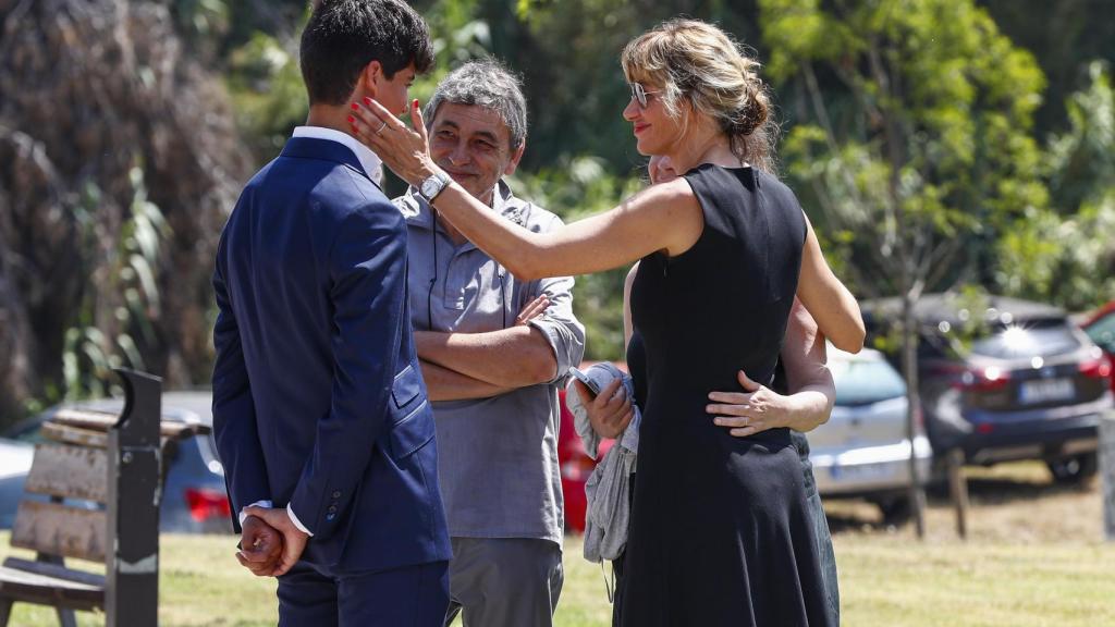 Susanna Griso y su hijo en el funeral por la muerte de su hermana.