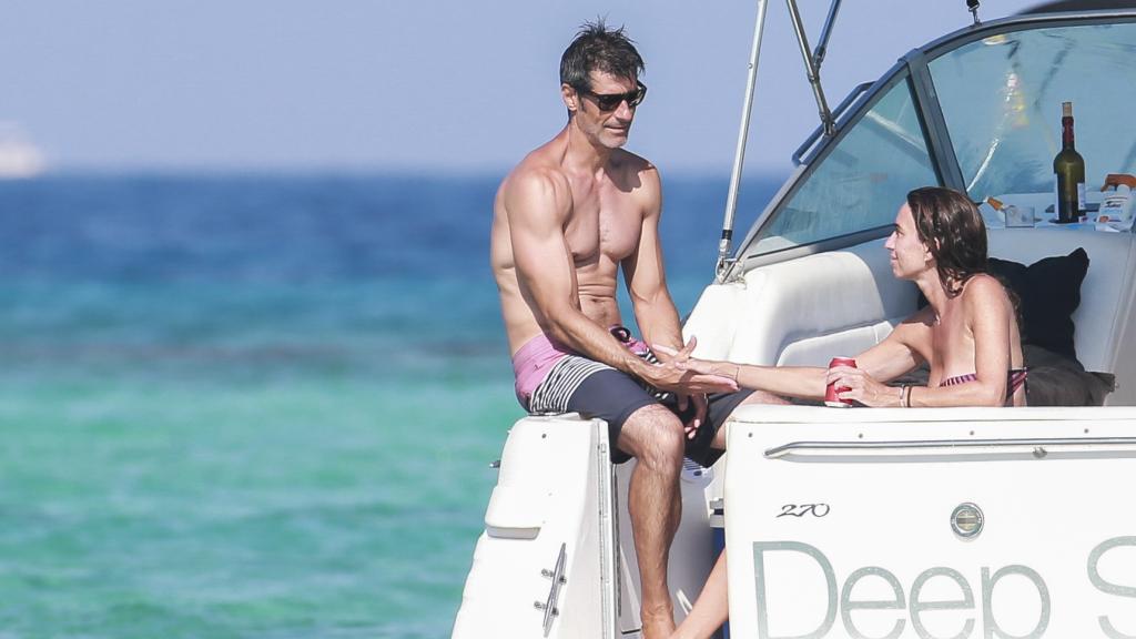 Jorge Fernández y su pareja Nora Arístegui en Formentera.
