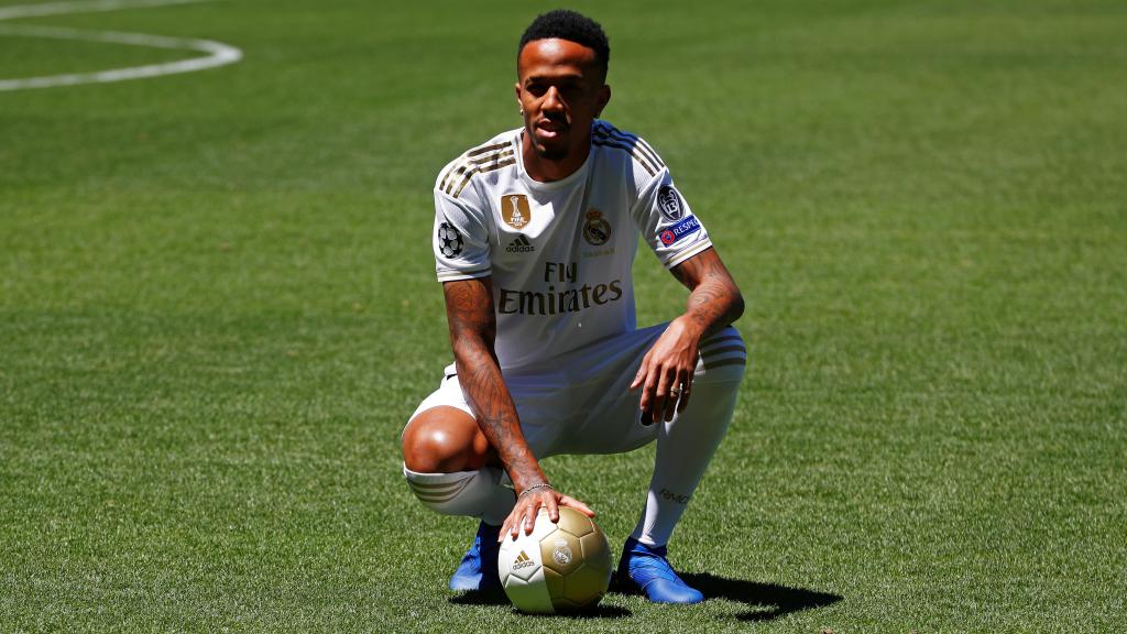 Eder Militao posa con la camiseta del Real Madrid en el césped del Santiago Bernabéu