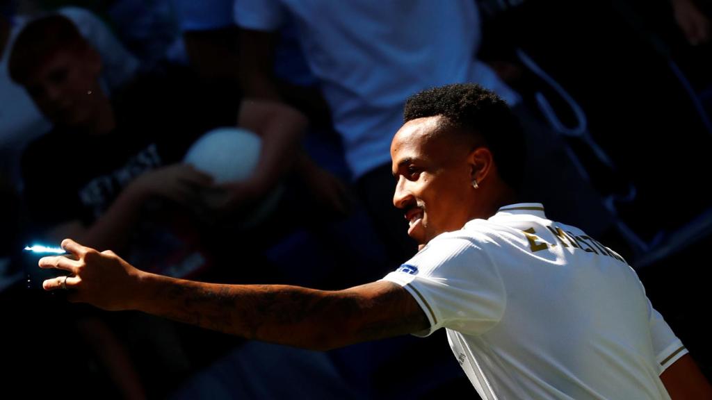 Eder Militao se fotografía con los aficionados que asistieron a su presentación con el Real Madrid