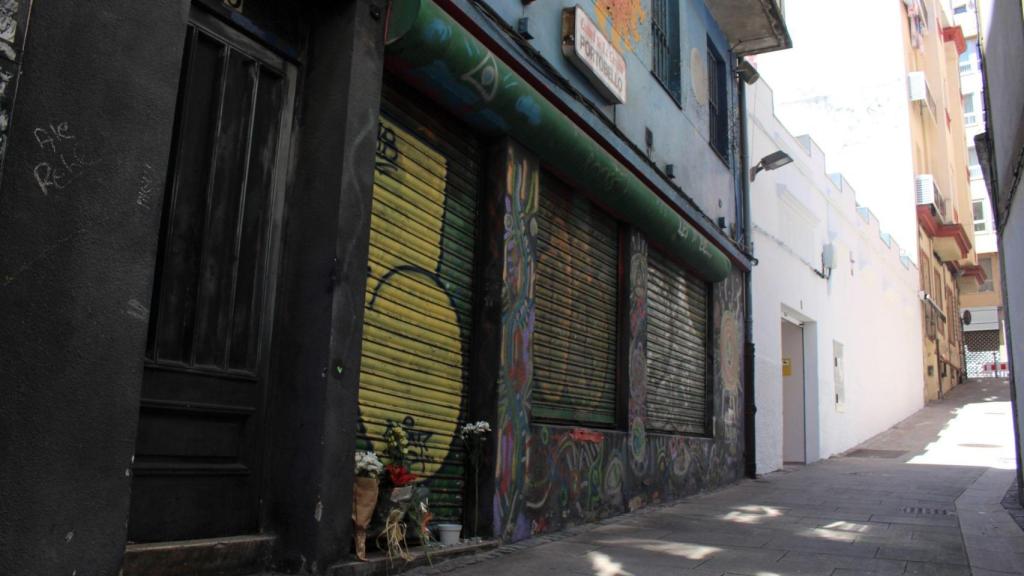 La mítica tienda tiene hoy flores y velas en memoria de Jaime.
