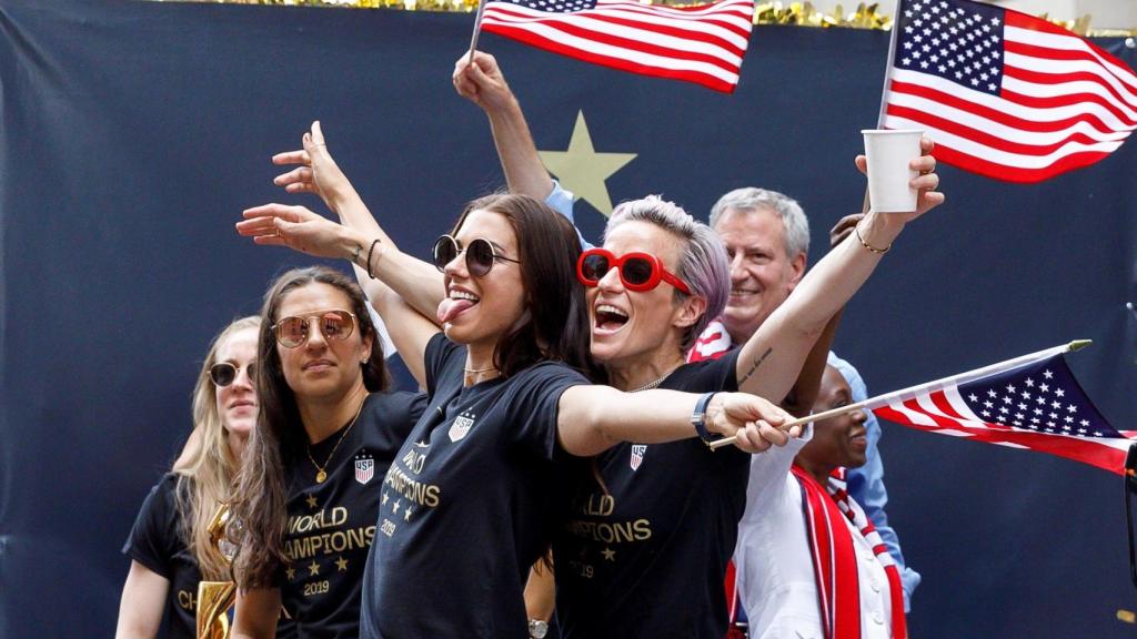 Alex Morgan y Rapinoe celebran el Mundial de Estados Unidos