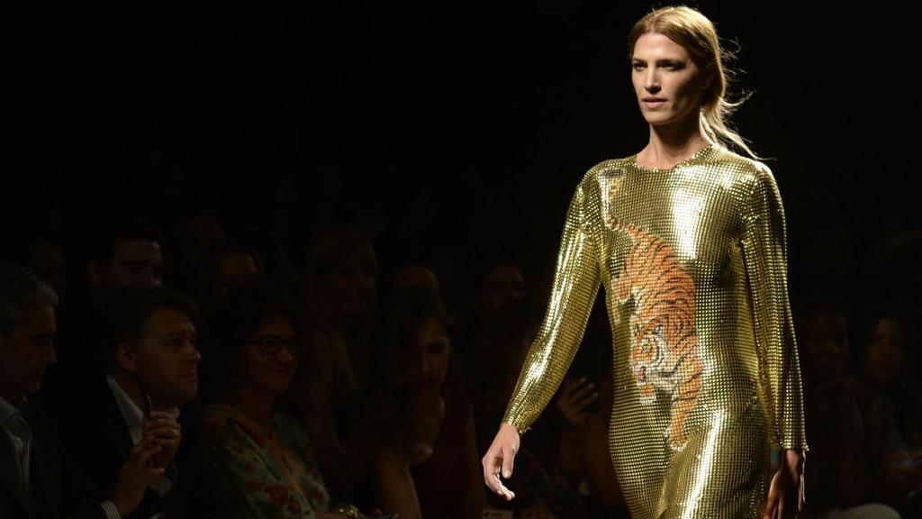 Laura Sánchez desfilando por el aniversario de L'Óreal