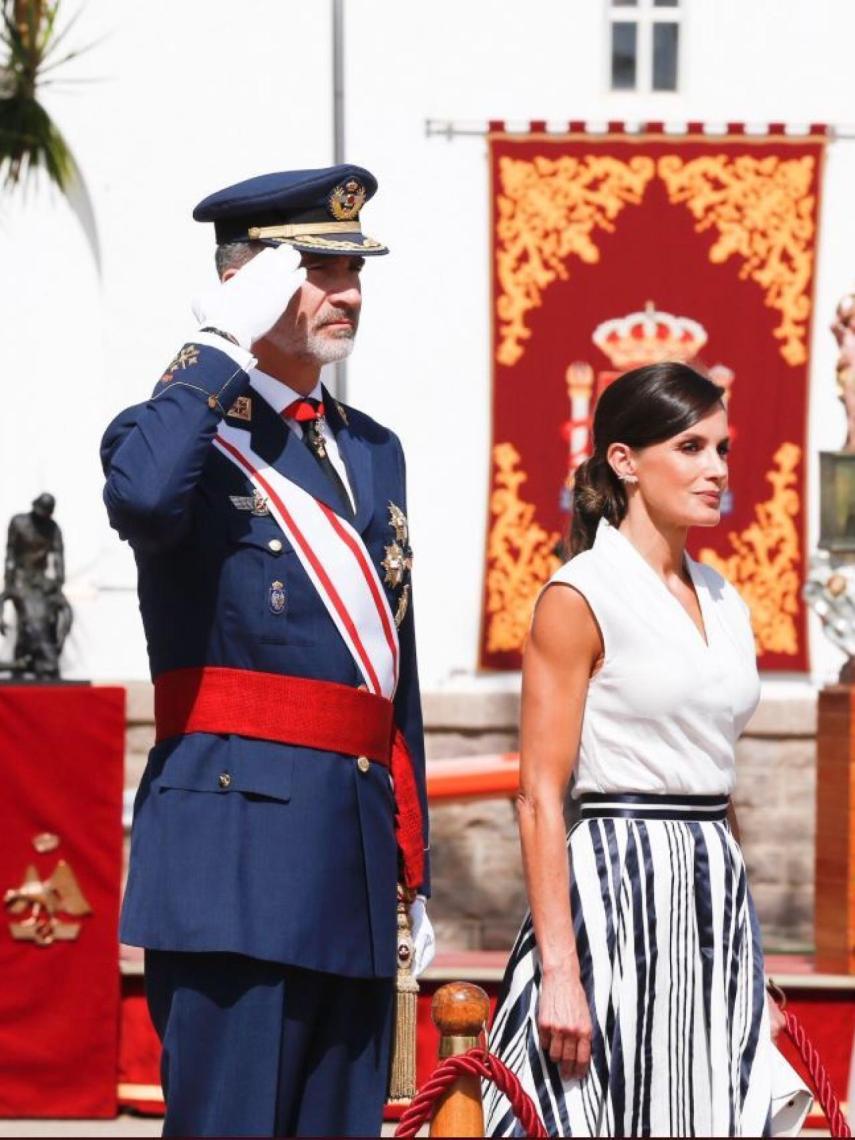 La Reina ha estrenado un 'look' estilo 'navy'.