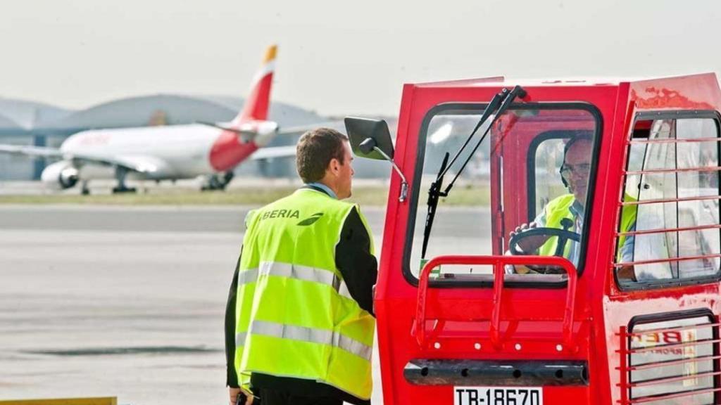 Un trabajador de tierra de Iberia en una imagen de archivo.