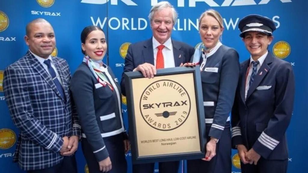 Bjorn Kjos, exconsejero delegado de Norwegian, en el centro de la imagen junto a miembros del equipo de la compañía.