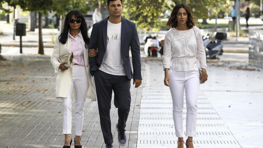 María Edite llegando al juzgado junto a su hijo y la mujer de este.