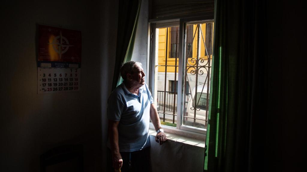 Juan Hurtado, vecino del bajo izquierda.