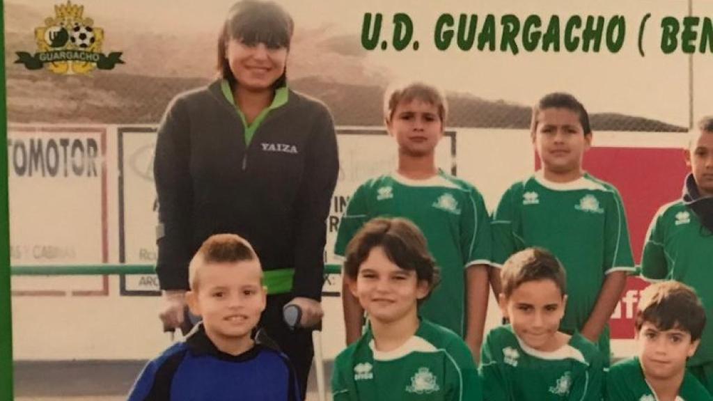 Yaiza entrenaba a los niños cuando todavía llevaba muletas