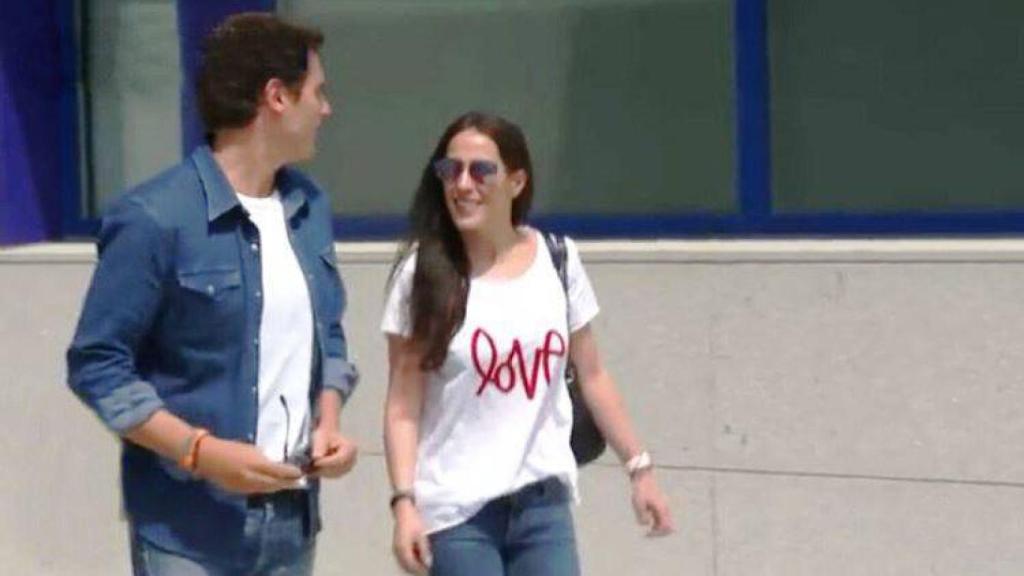 Rivera y Malú a la salida del hospital