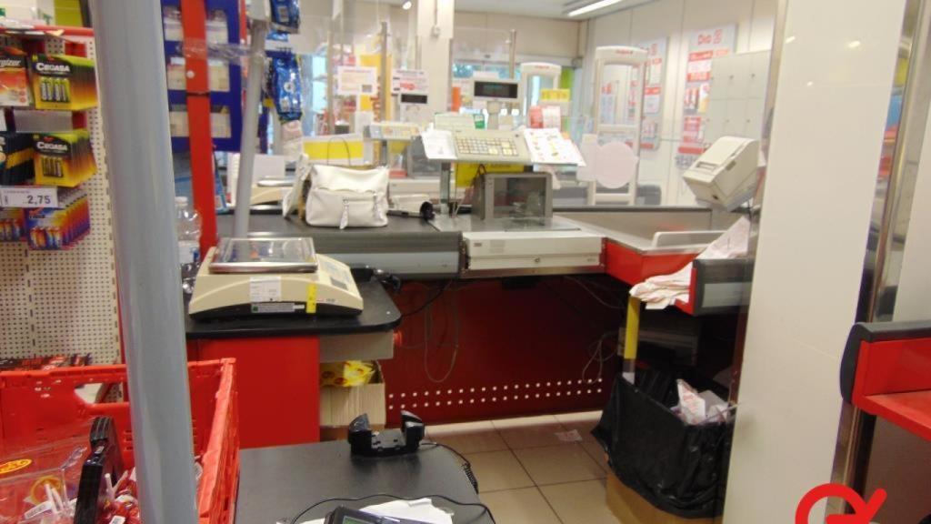 Imagen de una caja que saldrá a subasta de una de las 200 tiendas cerradas en Dia.