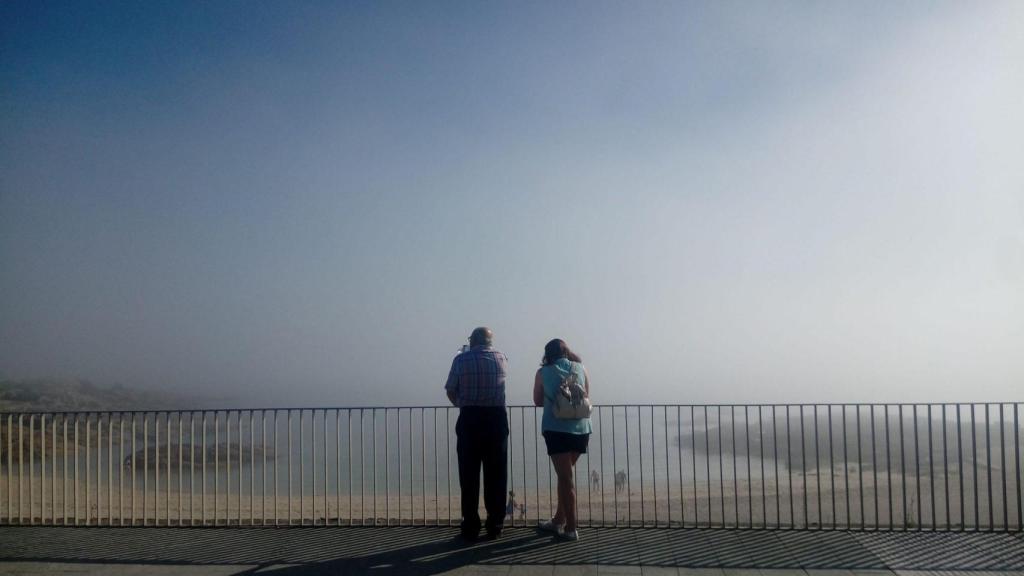 Las playas amanecieron cubiertas de niebla, mientras en A Coruña lucía el sol